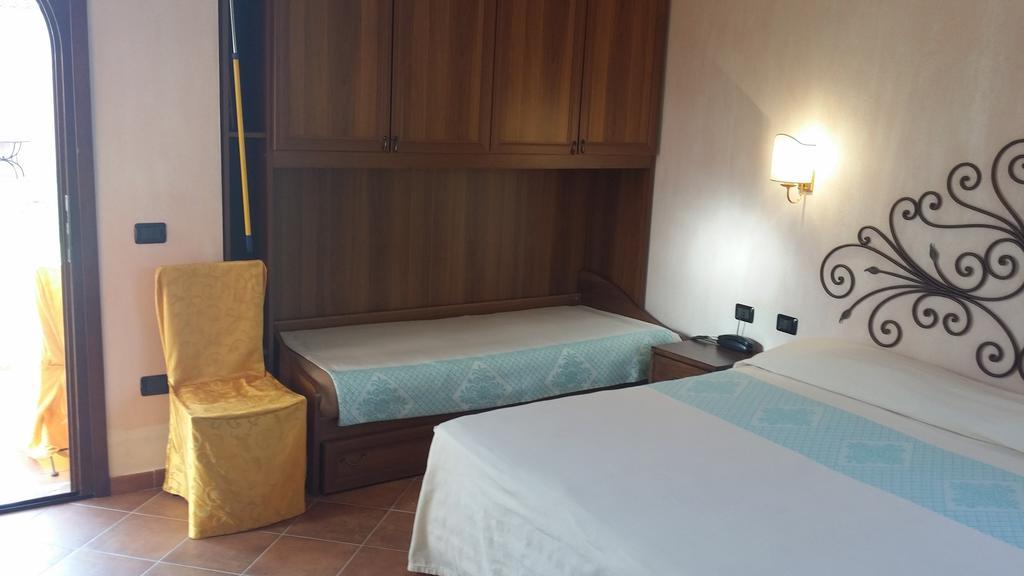 Hotel Ristorante La Tana Di Li Mazzoni Trinità dʼAgultu Exterior foto