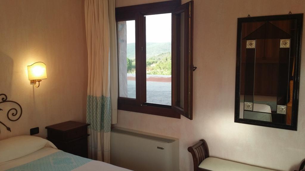 Hotel Ristorante La Tana Di Li Mazzoni Trinità dʼAgultu Cameră foto